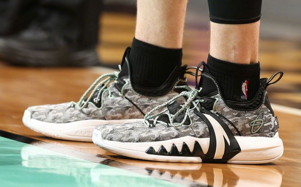 戈登上脚全新配色 ag1!