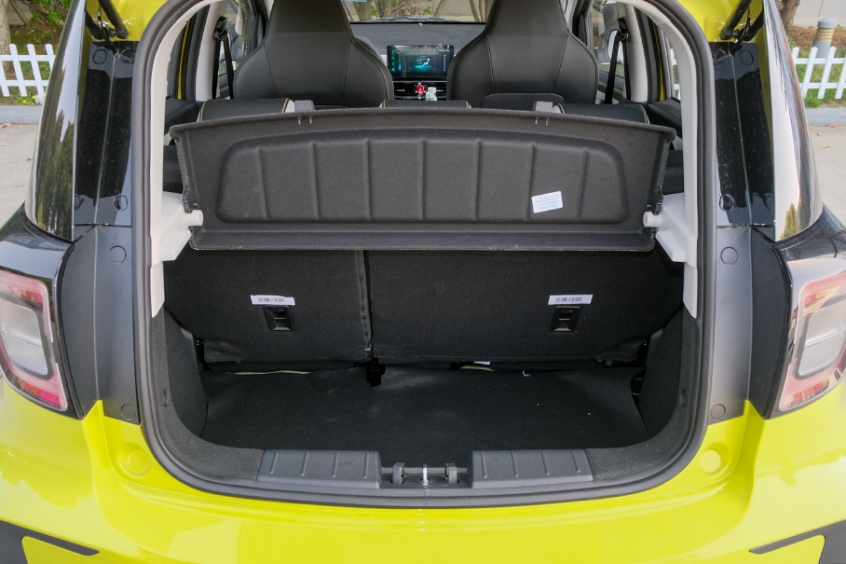 思皓e10x的行李厢空间比较小,但是考略到它的定位,这也不是太大的问题