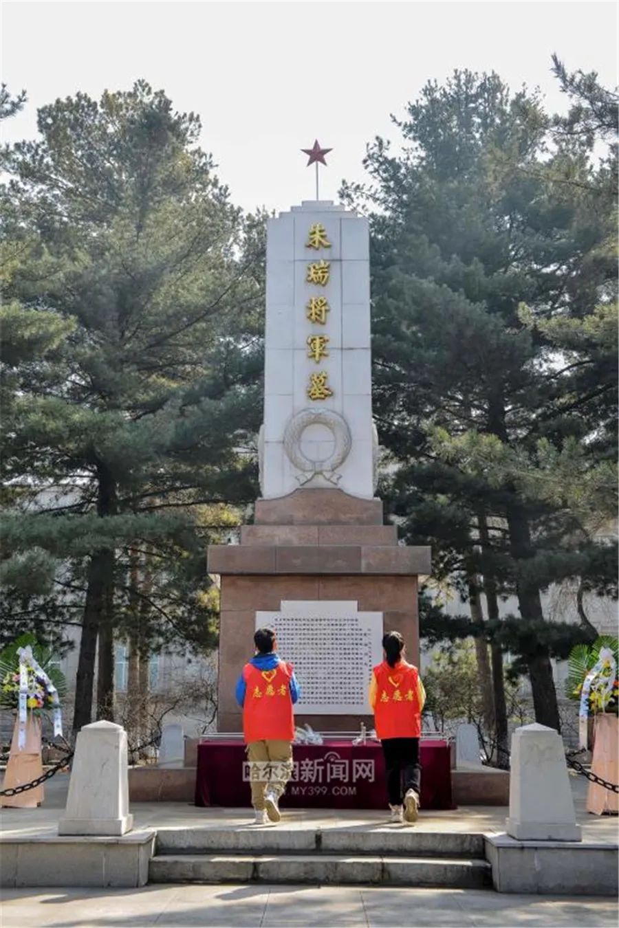 来自哈尔滨学院的大学生国旗护卫队的大学生们也在朱瑞将军烈士墓前