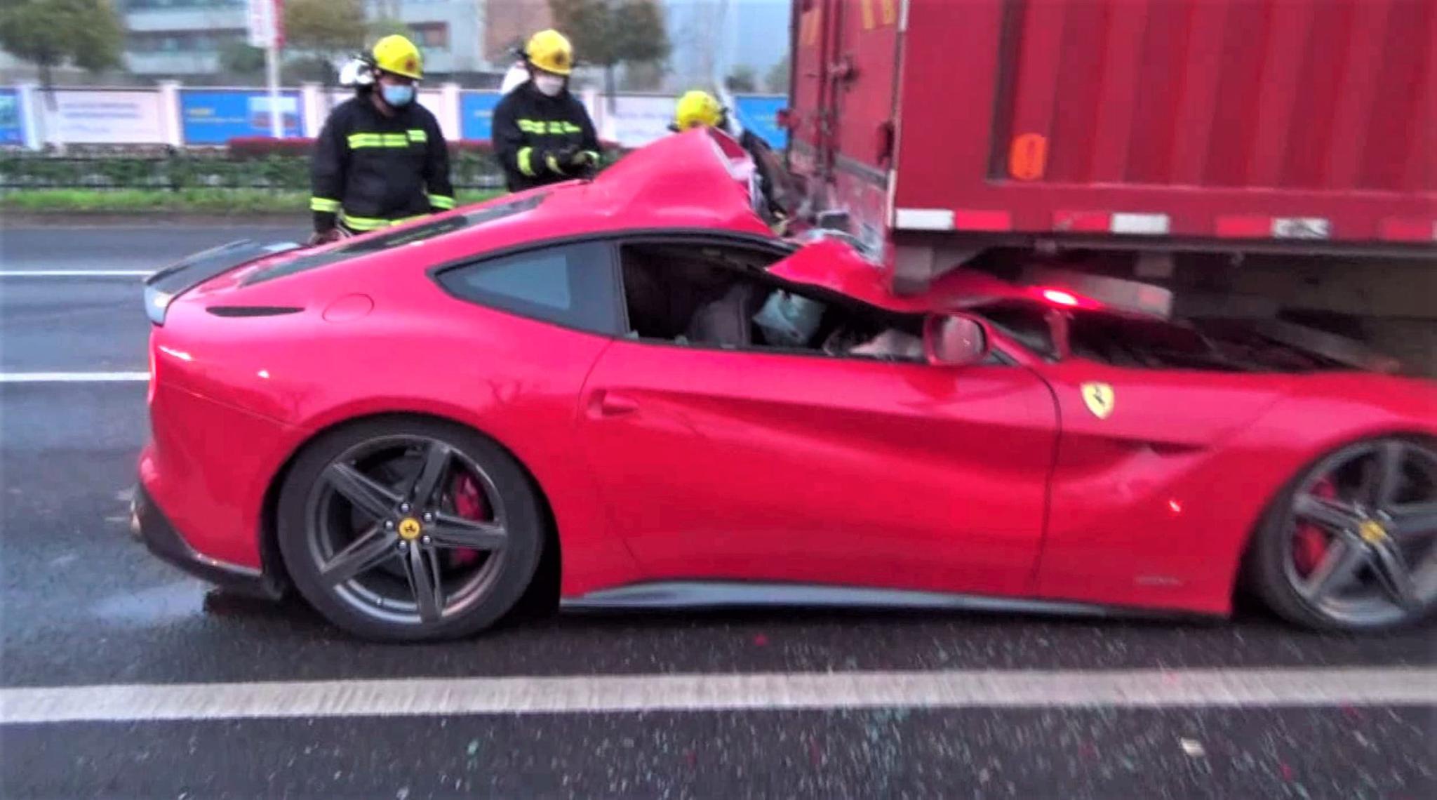 法拉利跑车一头"跑"进货车里,奉贤发生一起交通追尾事故(视频)