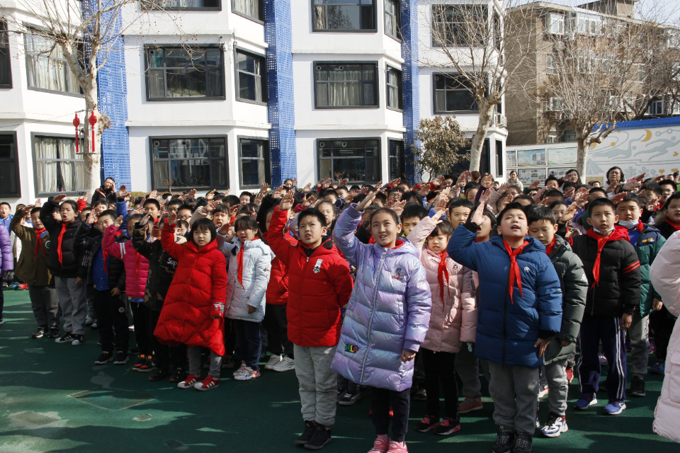 学生变身小老师讲解党史故事济南市胜利大街小学举行开学典礼