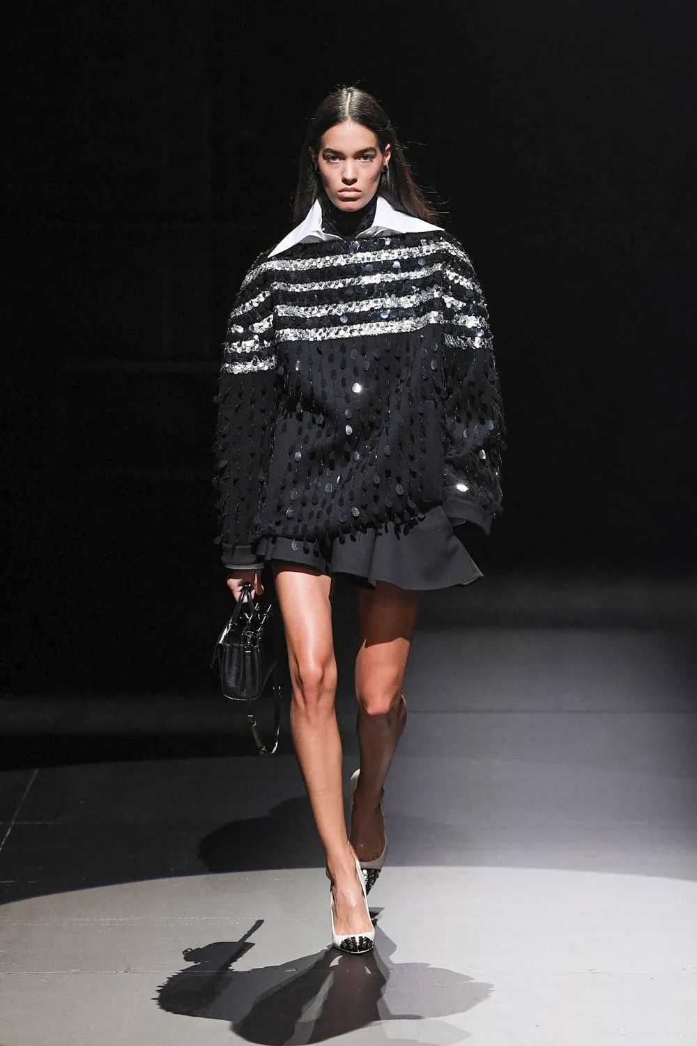 强烈的对比之下突出了pierpaolo piccioli凸显服装广泛包容性的本意