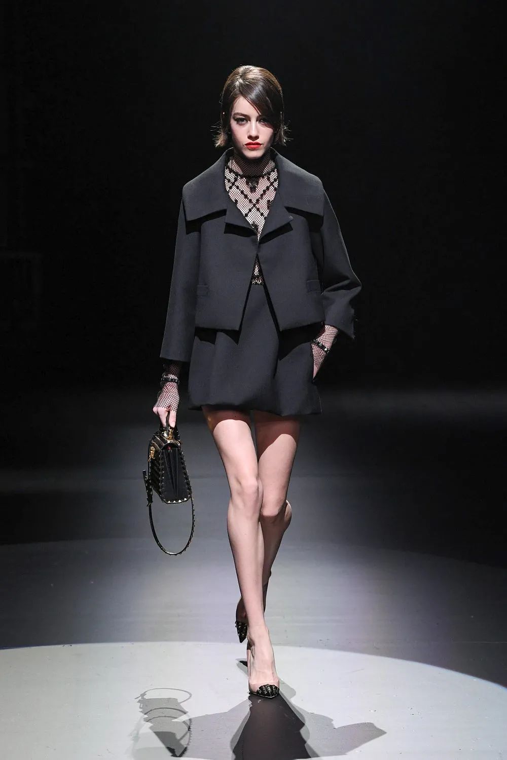 强烈的对比之下突出了pierpaolo piccioli凸显服装广泛包容性的本意