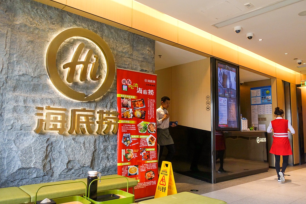 下架牛肉粒装摄像头防止顾客涮菜频上热搜的海底捞一年少赚了21亿