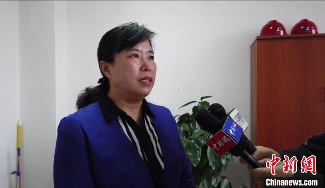 全国人大代表、中铝沈阳有色加工有限公司生产运行部副部长王丽接受记者采访。 李晛 摄