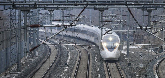 在沈阳珠江桥附近，一辆从沈阳北站开往北京朝阳站的复兴号列车行驶在京哈高铁线上（1月22日摄）。新华社记者 杨青 摄