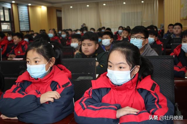 3月1日上午,巨野县消防救援大队积极深入新华小学,文昌路小学开展消防