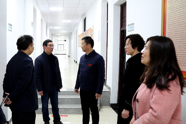 吴亦丰,党委委员,纪委书记王德荣,党委委员,副校长李培生,郑彦芳