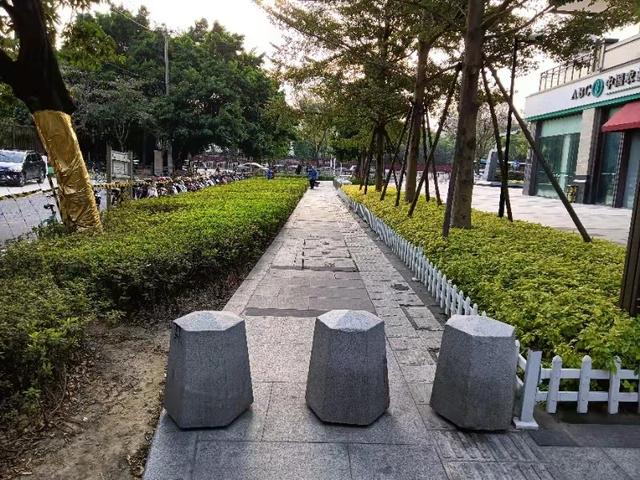 华润万象城外，大型的石制阻车墩占据盲道。此外，还有金属护栏阻断了人行道上的无障碍通道。本文图均为受访者供图