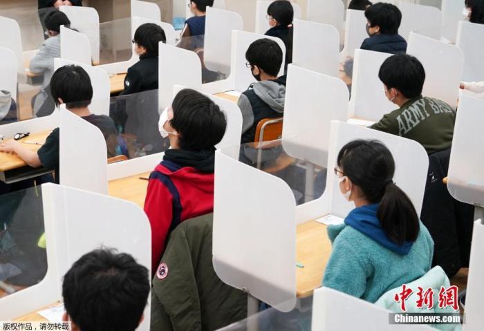 当地时间2021年1月12日，日本琦玉县，当地一所私立中学入学考试，考场教室因疫情设置隔板，保持社交距离。