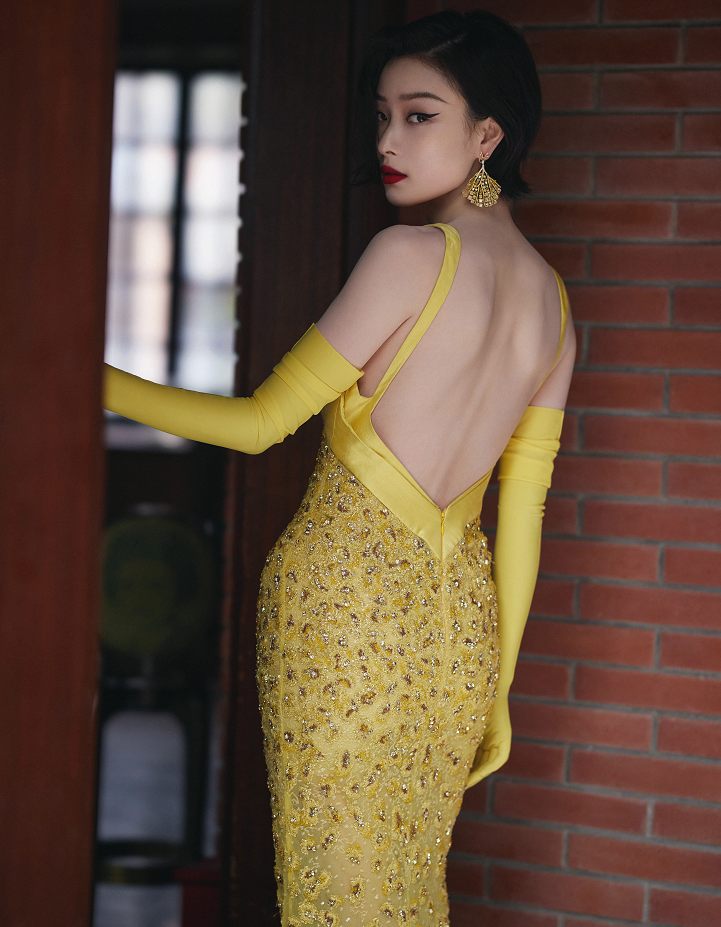 她们穿蓬蓬裙,能衬托出优越的锁骨;她们穿修身裙,能衬托出完美臀腰线