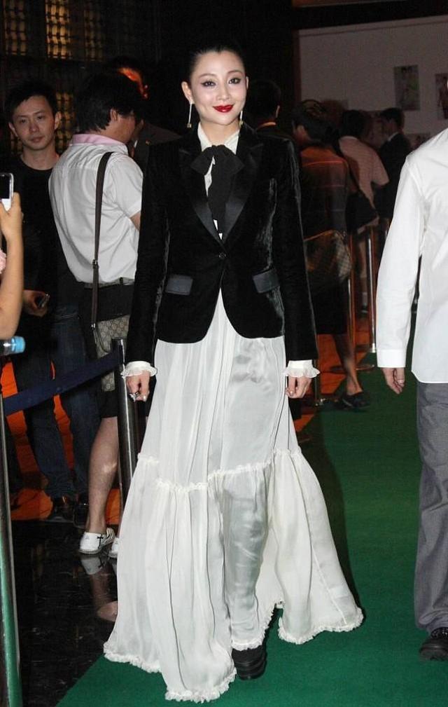 殷桃气质开挂!黑色西服内搭白色连衣裙高贵优雅,女神范十足