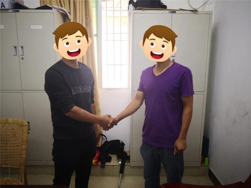 民警公正调解化干戈同乡人握手言和展笑颜