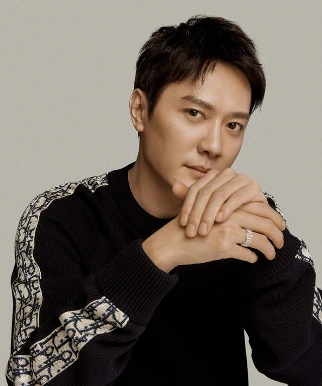 冯绍峰晒最新时尚大片看他手上的细节高调与赵丽颖秀恩爱