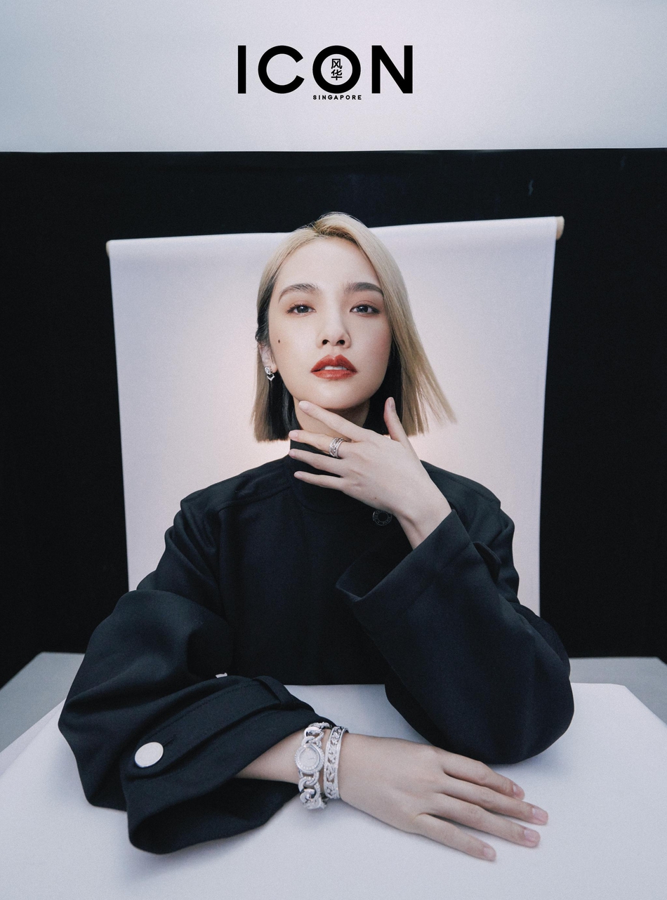 杨丞琳最新时尚大片曝光 浅色短发搭牛仔马甲清新自然