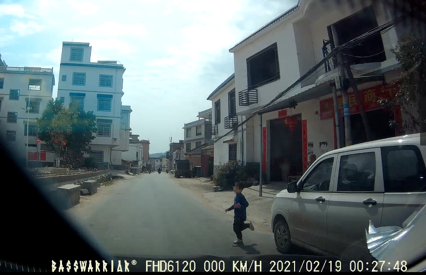 敲响警钟！贺州一小孩“鬼探头”式过马路被撞倒......休闲区蓝鸢梦想 - Www.slyday.coM