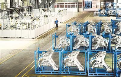 图为重庆驰骋轻型汽车部件股份有限公司数字化车间，工人正在巡视机器人的生产情况。 万 难摄（人民视觉）