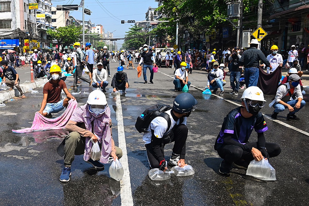 早安世界缅甸仰光民众为示威游行中丧生的抗议者默哀