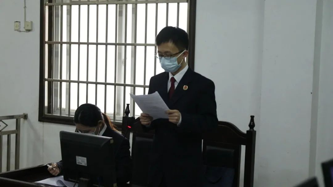 公诉人宣读起诉书