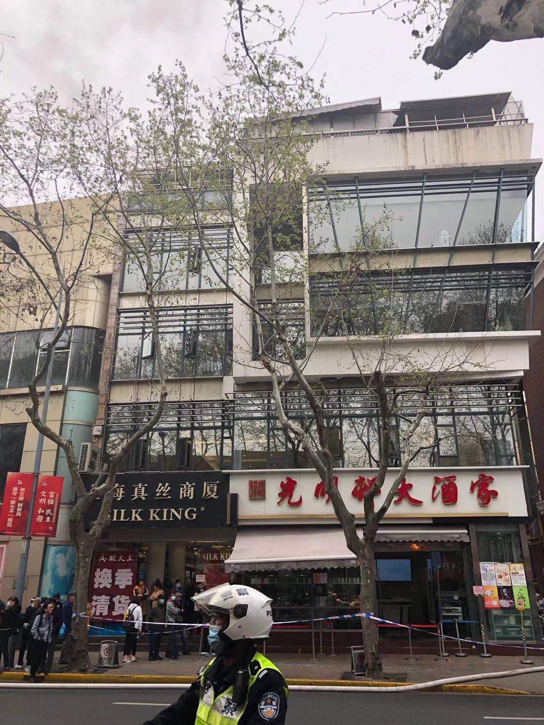 上海淮海中路一餐饮商铺油烟管道起火，火被扑灭无人员伤亡