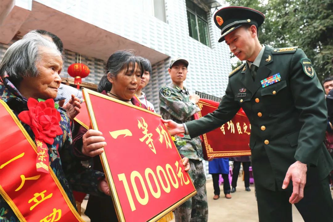 在陈博同志荣立一等功座谈会上广东海警局副局长秦晓光介绍了陈博同志