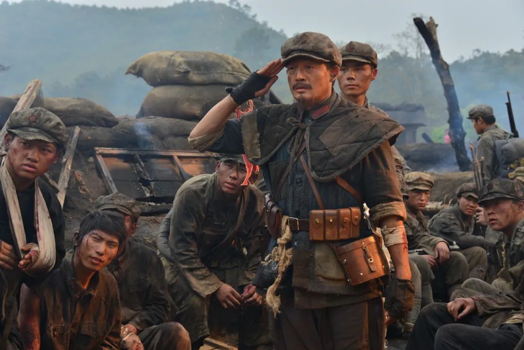 赖老石头陪着儿子赖娇娇参加了红军,在战场上千方百计保护儿子,不让他