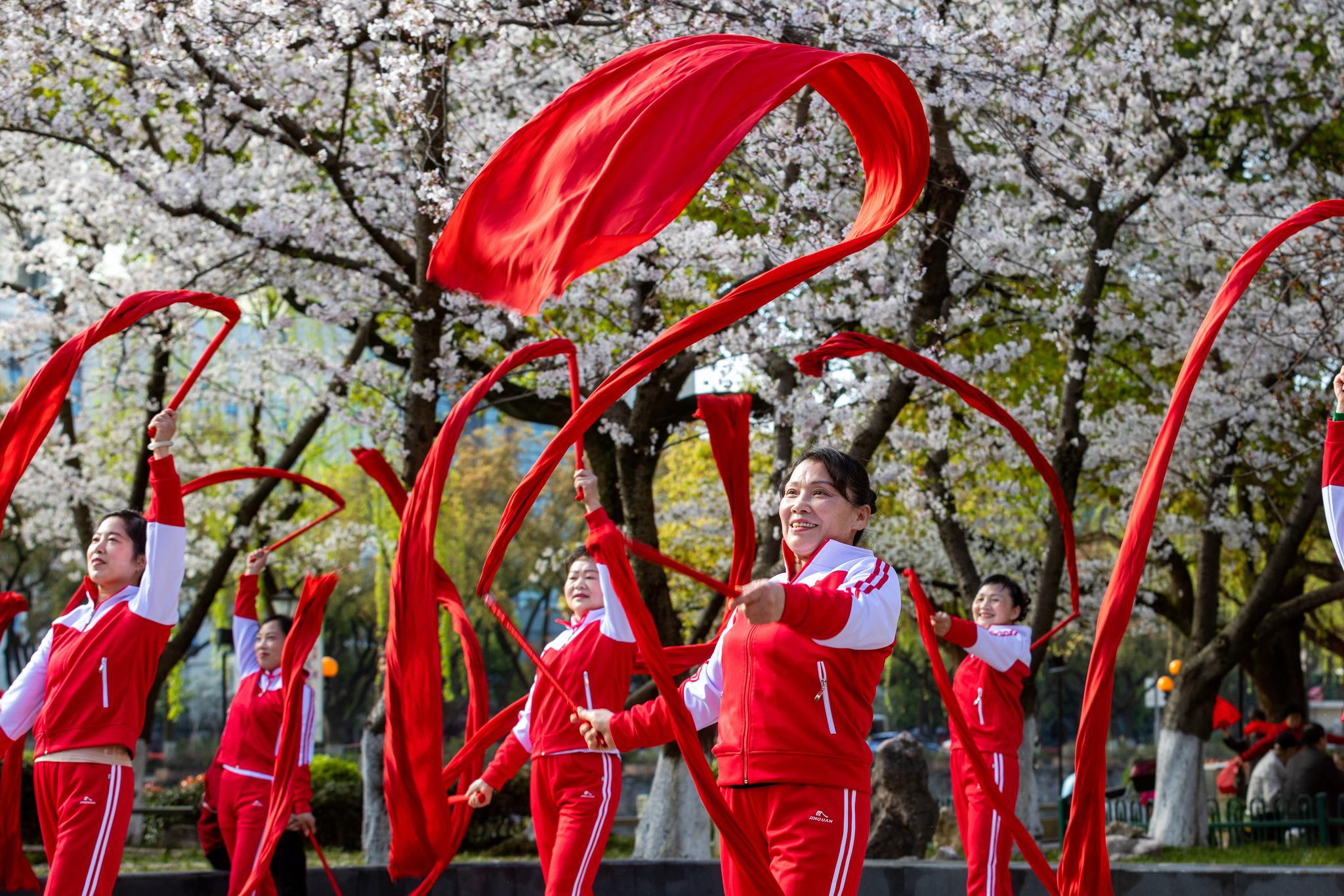 宁波健身红绸舞起来