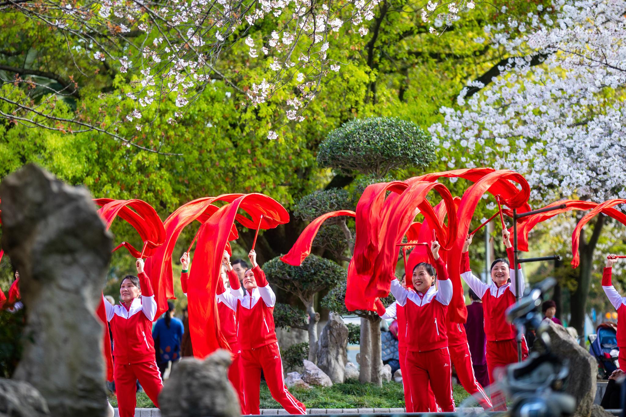 宁波健身红绸舞起来