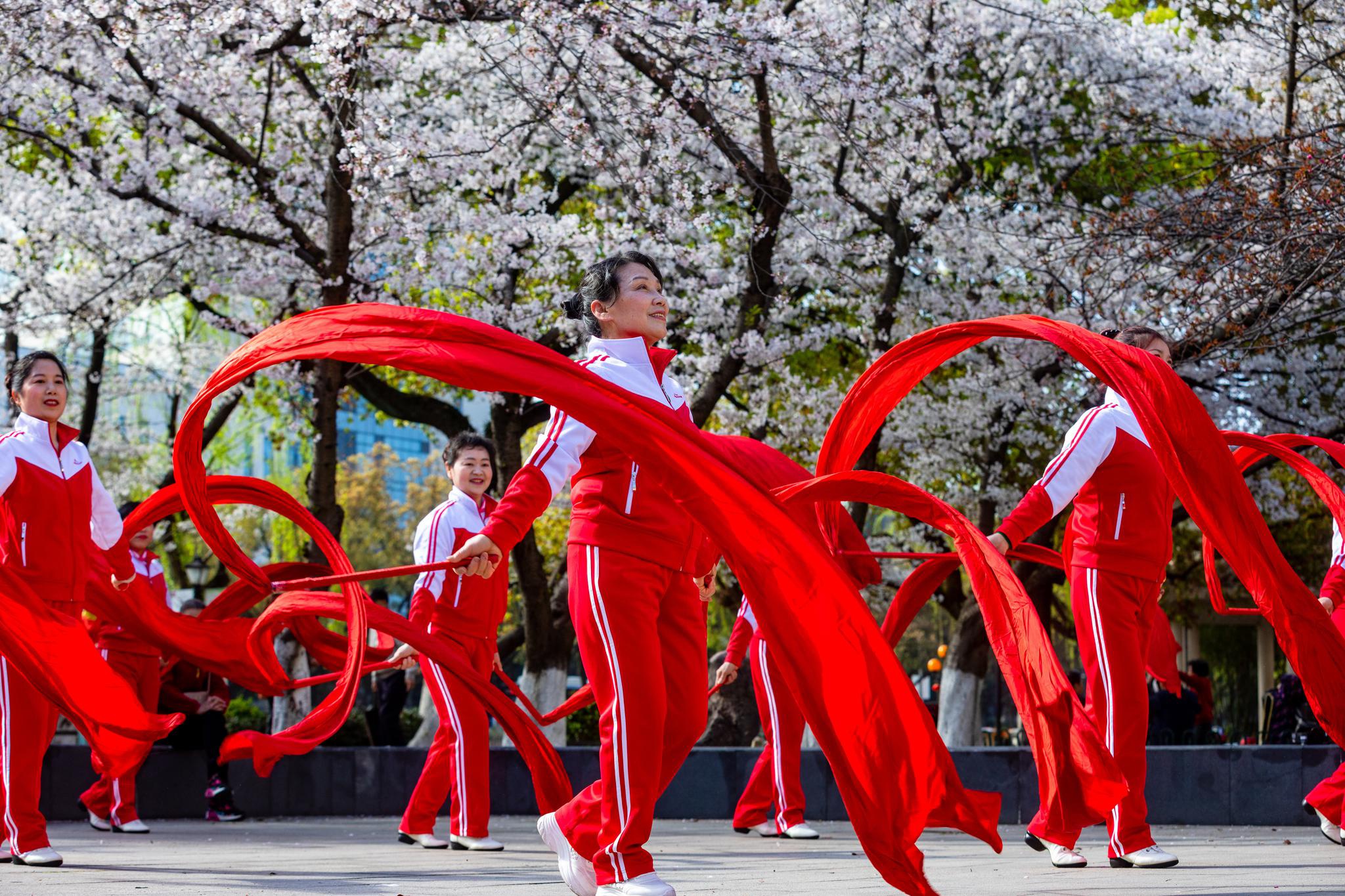 宁波健身红绸舞起来