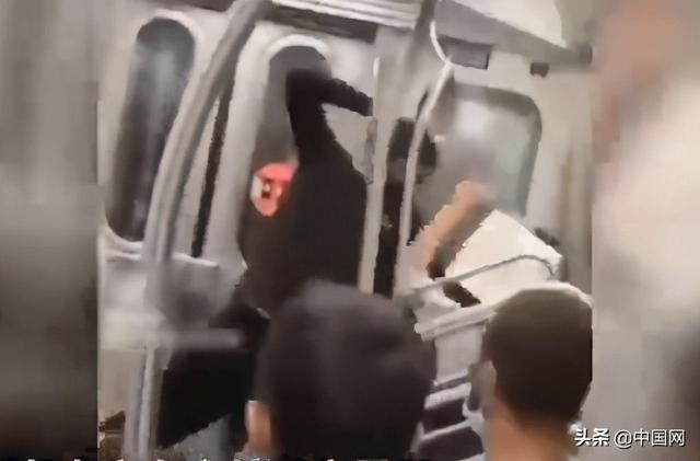 美国纽约地铁黑人打亚裔 视频还被上传到推特