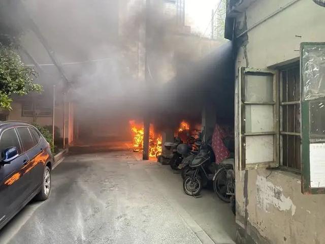 杭州闹市突然起火,一排电动车被烧成这样.