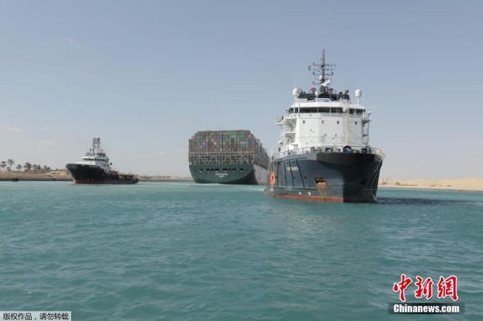 当地时间3月29日,埃及当局称,在搁浅货轮成功上浮后,运河将全天24小时正常运行。