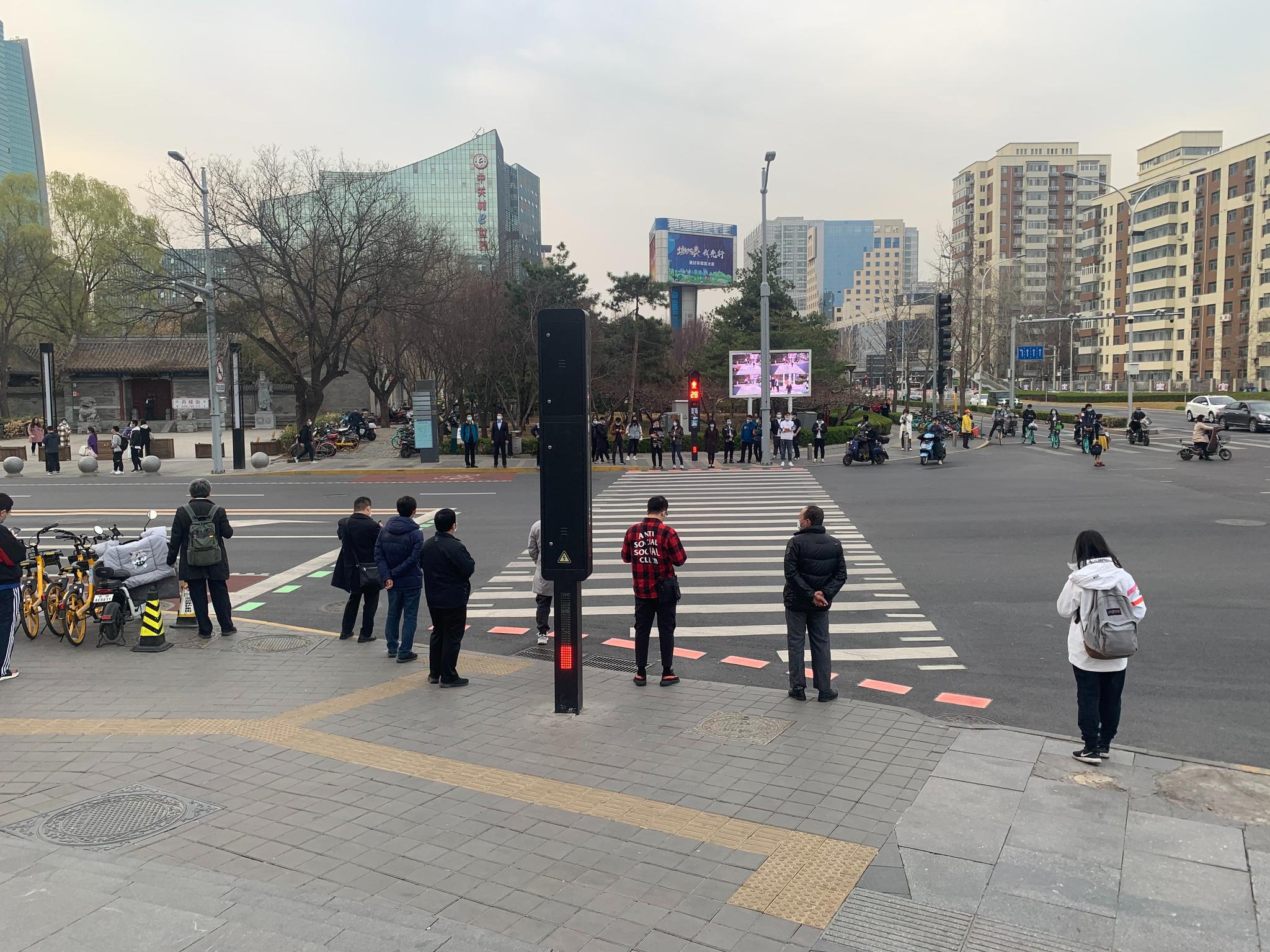 行人闯红灯会被抓拍展示智能红绿灯有效果也有争议