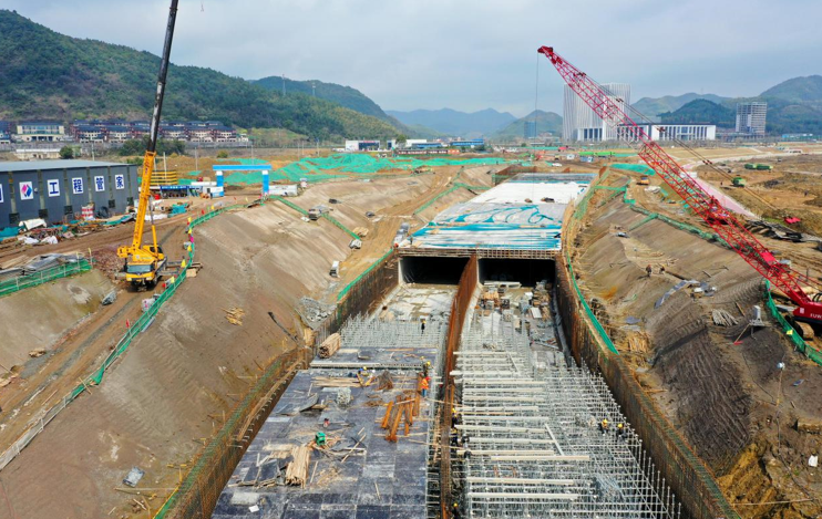 青山湖湖底隧道有新进展力争年底具备通车条件