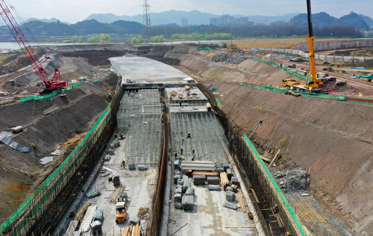 青山湖湖底隧道有新进展力争年底具备通车条件