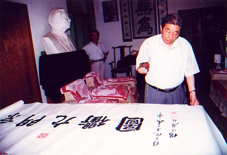 图为《京门九衢图》-中央文史研究馆馆员,书法家杨萱庭先生为长卷题诗