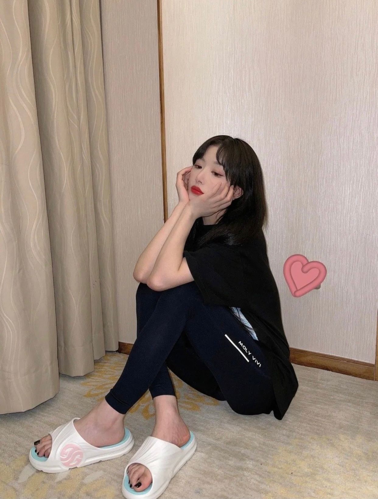 关晓彤带货清新鞋款郁可唯鲜艳搭配惹人眼球