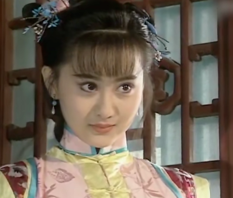 曾一连出演了多部琼瑶剧的女主,像是《梅花三弄》系列的《梅花烙》和