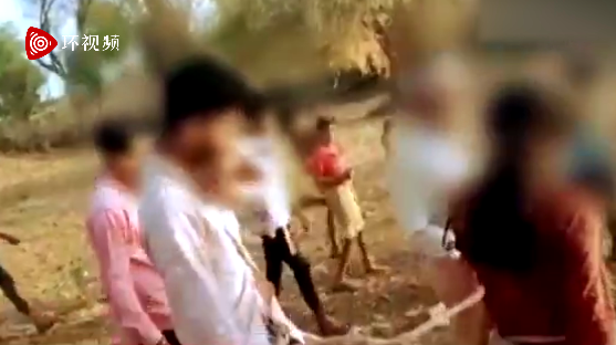 女孩和加害者被迫在村里行走，两人一前一后 视频截图