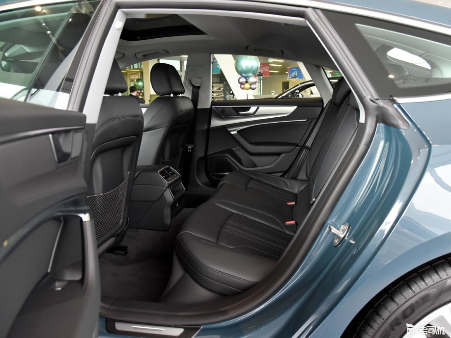 奥迪a7 2021款 45 tfsi 臻选型后排空间很充裕,4座的布局让乘客能够