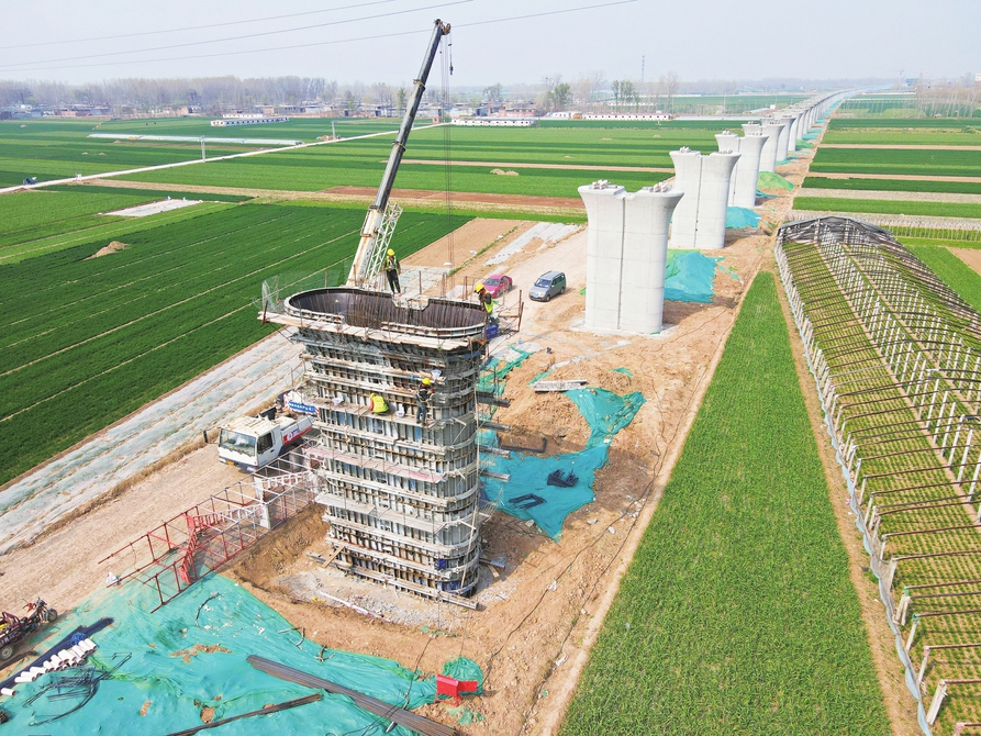 郑济高铁莘县段建设现场:工人正在加紧施工
