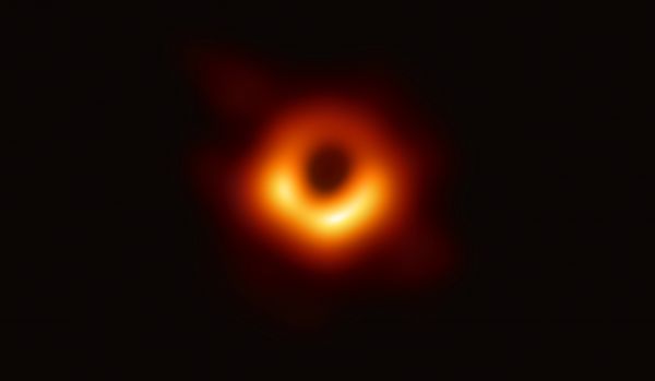人类史上首张黑洞照片。（新华社）