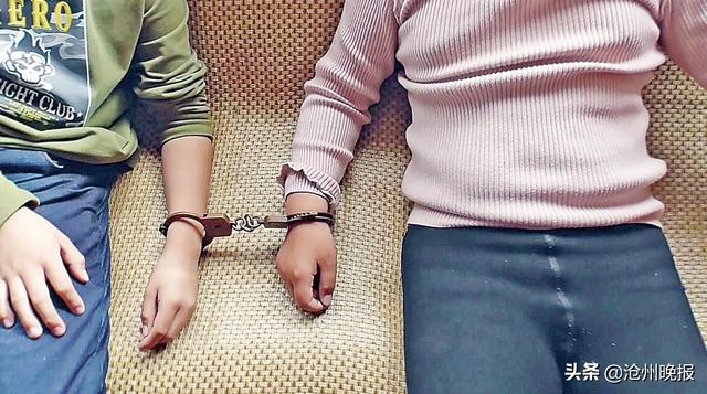 两名儿童玩耍时被手铐铐住