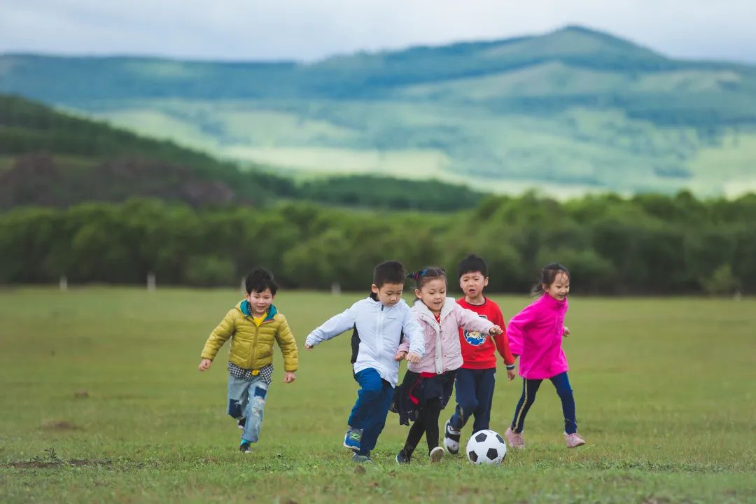 在队长的带领下体验棒垒球的魅力,爸妈和孩子们可以在这里来一场草原