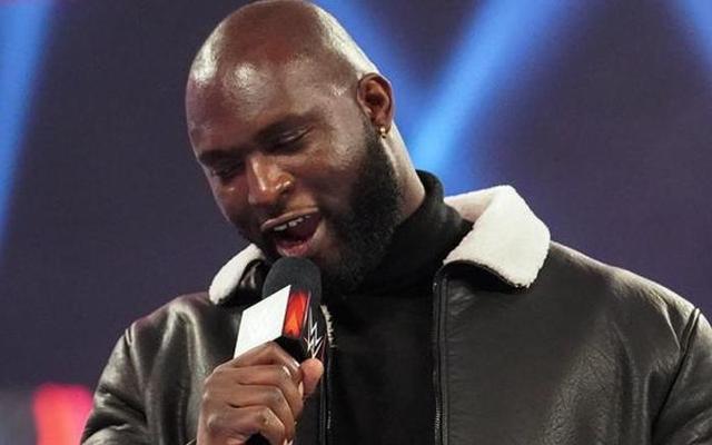 摔角网讯,奥莫斯作为aj·斯太尔斯的私人保镖,出现在