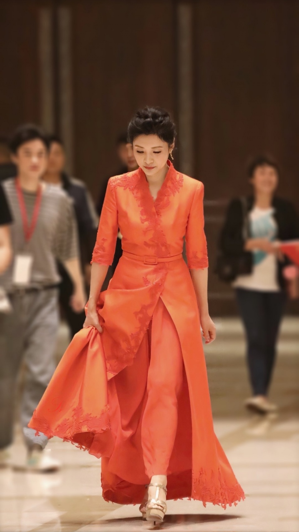 53岁周涛近照素颜皮肤蜡黄眼袋重一脸疲态却风韵犹存