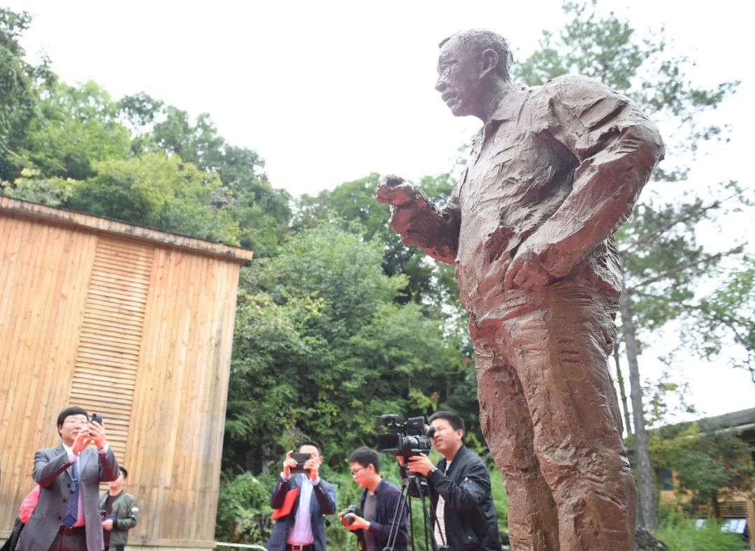 在漫长的22年里,南仁东通过自己的坚持和勤奋,带领同事们一起解决了许