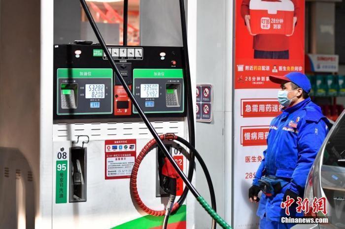 图为工作人员在北京一处加油站为车辆加油。 中新社记者 田雨昊 摄