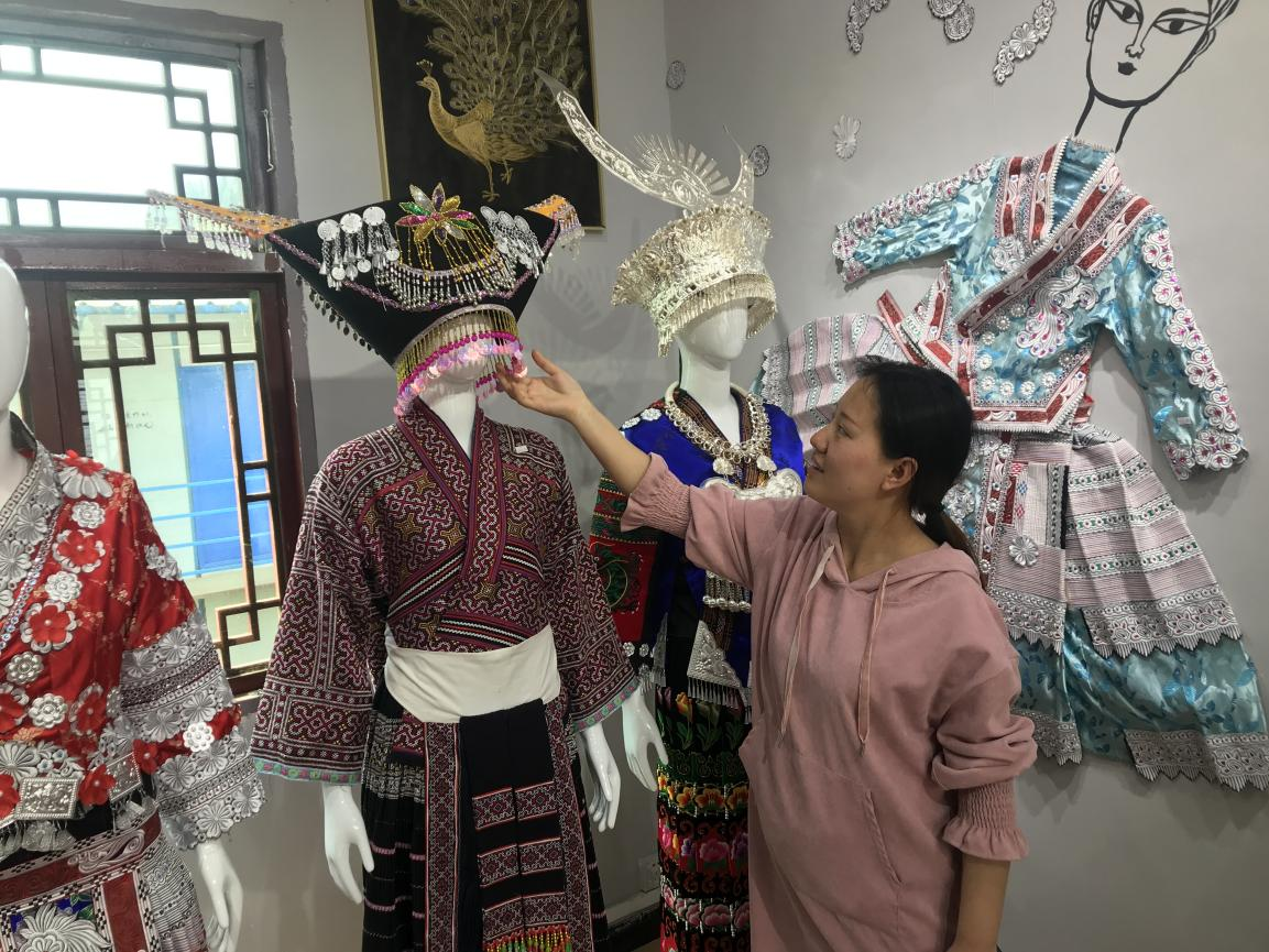 杨文丽介绍苗绣服饰.(未来网记者 谢青摄)