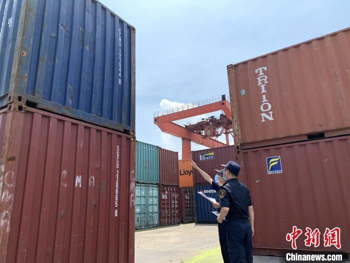 泸州海关关员正在对进出口集装箱堆场进行巡查。成都海关供图